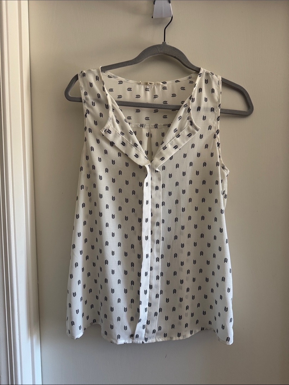 fun 2 fun White Sleeveless Printed no Button-Front Camisole